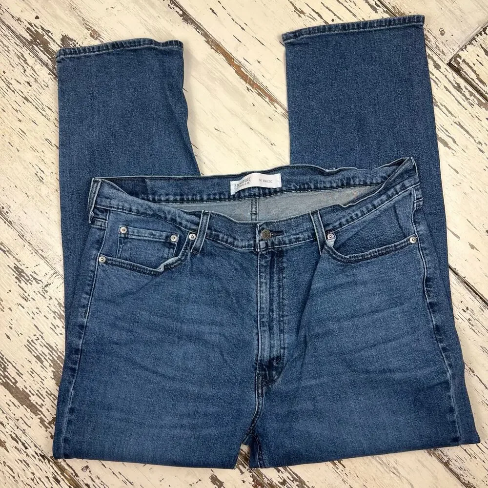 Signature Levi jeans mens 40x30 medium wash, Stretch. Great Condition!
